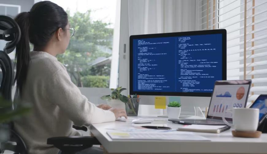环翠区软件开发公司实战建议：网站赋能，为何必须接入支持机器人？
